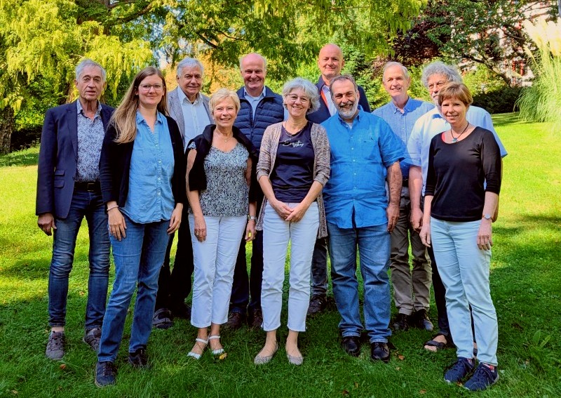 Der Führungskreis bei seiner Tagung am 6./7.9.2025 in Haus Marienhof, Bonn/Königswinter
von links:
Arno Leicht, Paula Overbeck, Georg Ott-Stelzner, May-Britt vom Stein(Gast), Thomas Kraemer, Andrea Richter, Sebastian Erpenbeck, Johannes Overbeck(i.V.), Thomas Berg,Thomas Schneider, Susanne Häbe Bild "FK_2025.jpg"